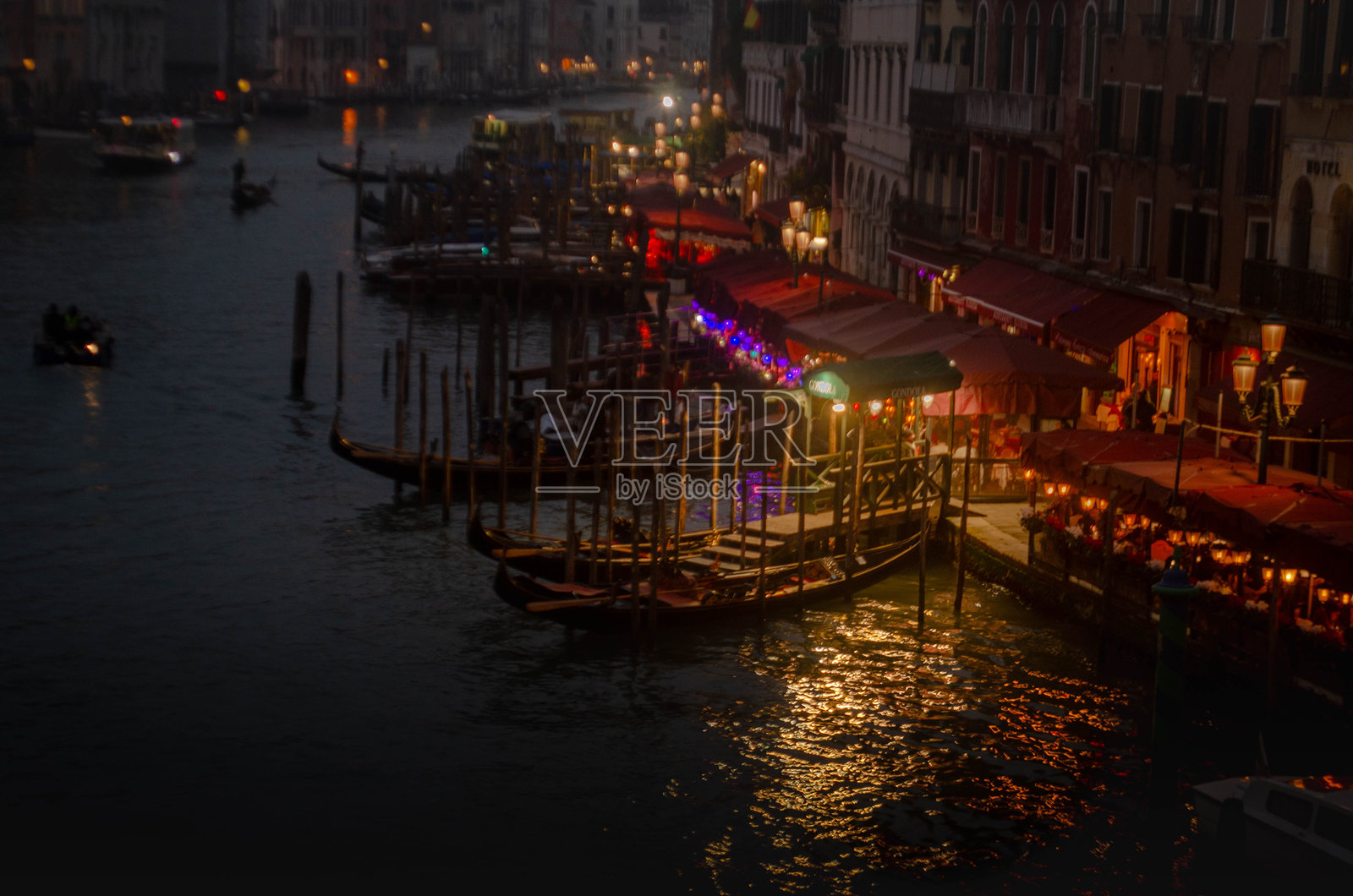 夜晚的威尼斯大运河,贡多拉与水边灯光交相辉映照片摄影图片