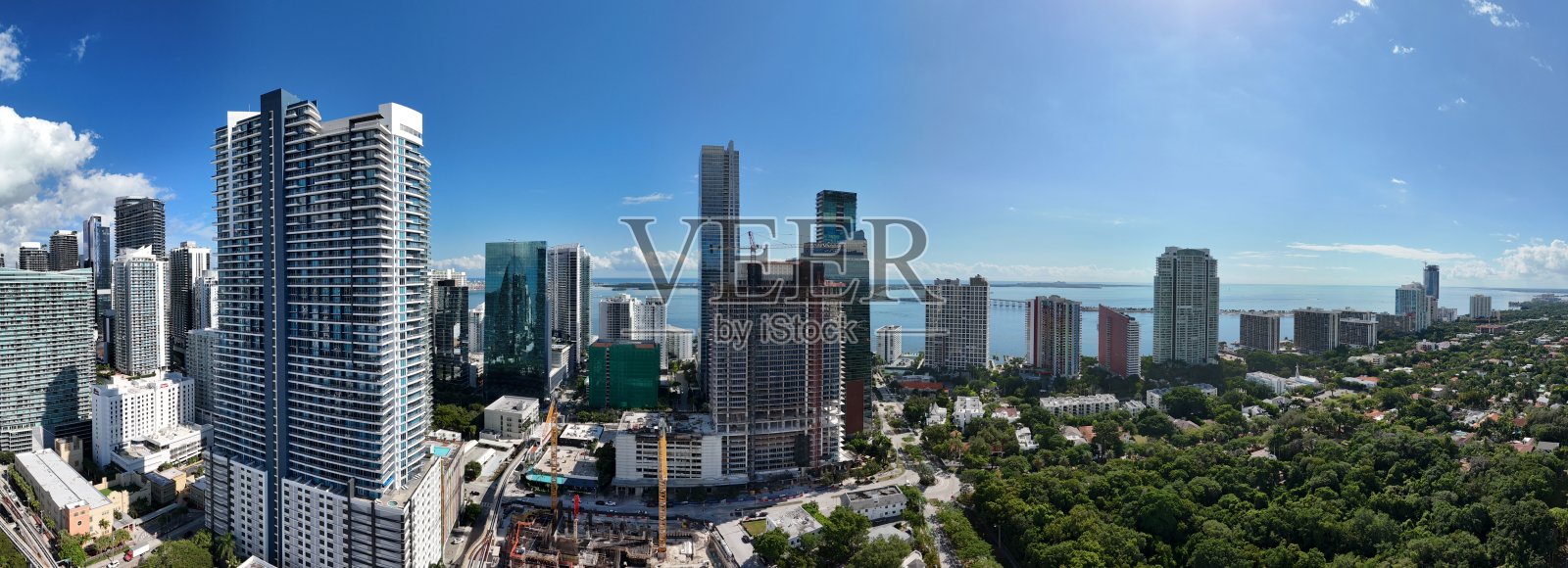 迈阿密天际线的全景,摩天大楼林立照片摄影图片