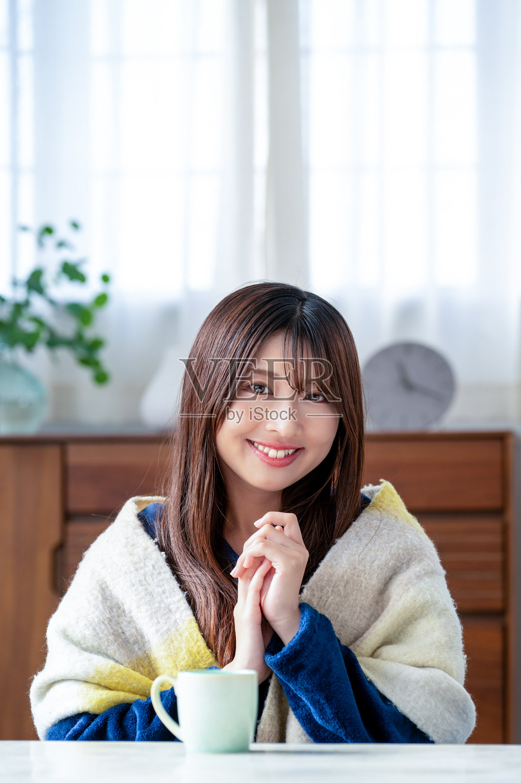 一位日本女性在冬季的客厅中放松。照片摄影图片