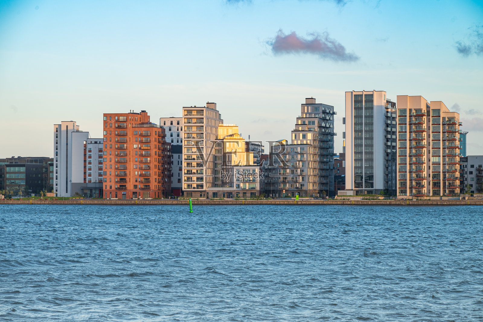 丹麦奥尔堡市的美丽天际线在夏日的阳光下照片摄影图片