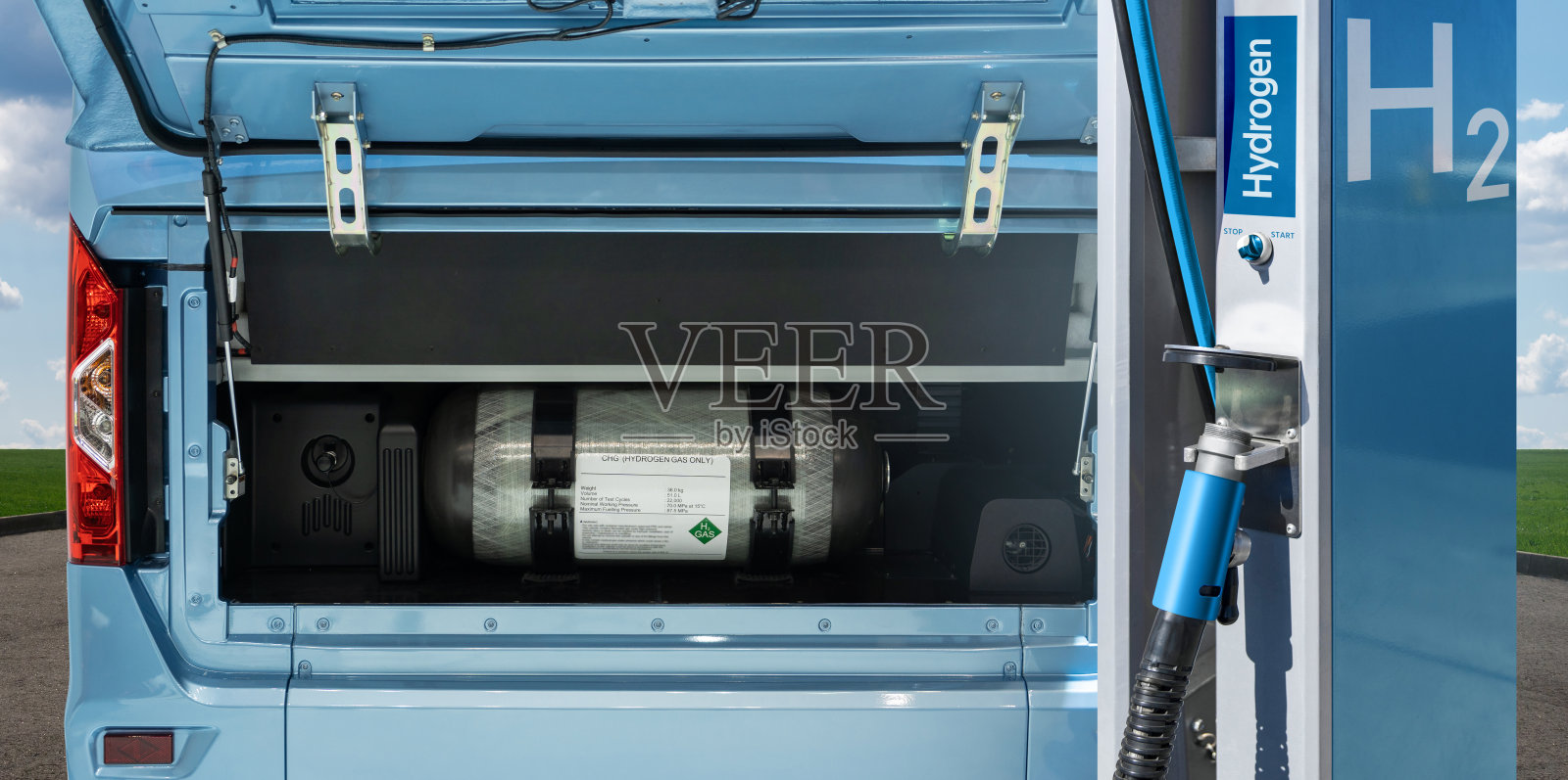 氢气加油站和一辆引擎盖打开、内部有氢气瓶的公交车。清洁出行概念照片摄影图片