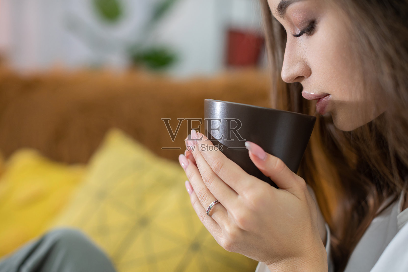 宁静的品味:通过放松实现内心平静与反思的宁静时刻照片摄影图片