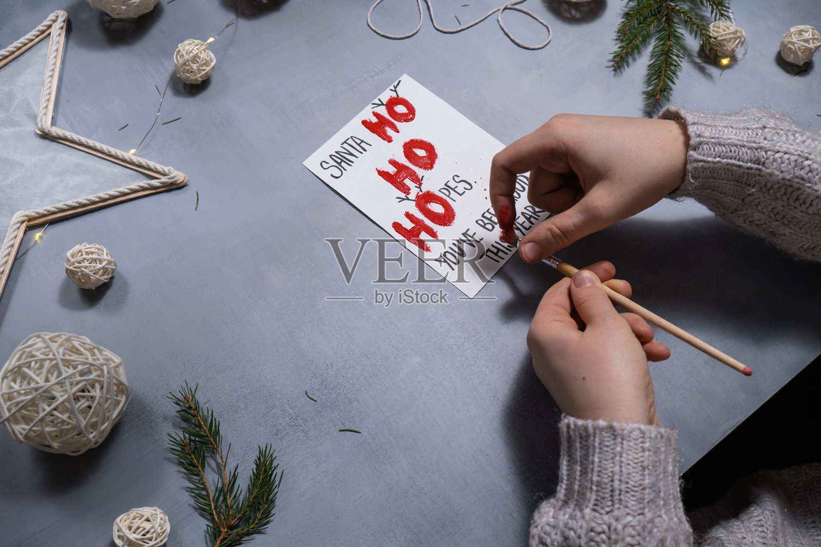 可持续的圣诞准备:制作手工贺卡的DIY过程。适合儿童的逐步活动。包容和负责任的节日爱好,帮助缓解压力。照片摄影图片