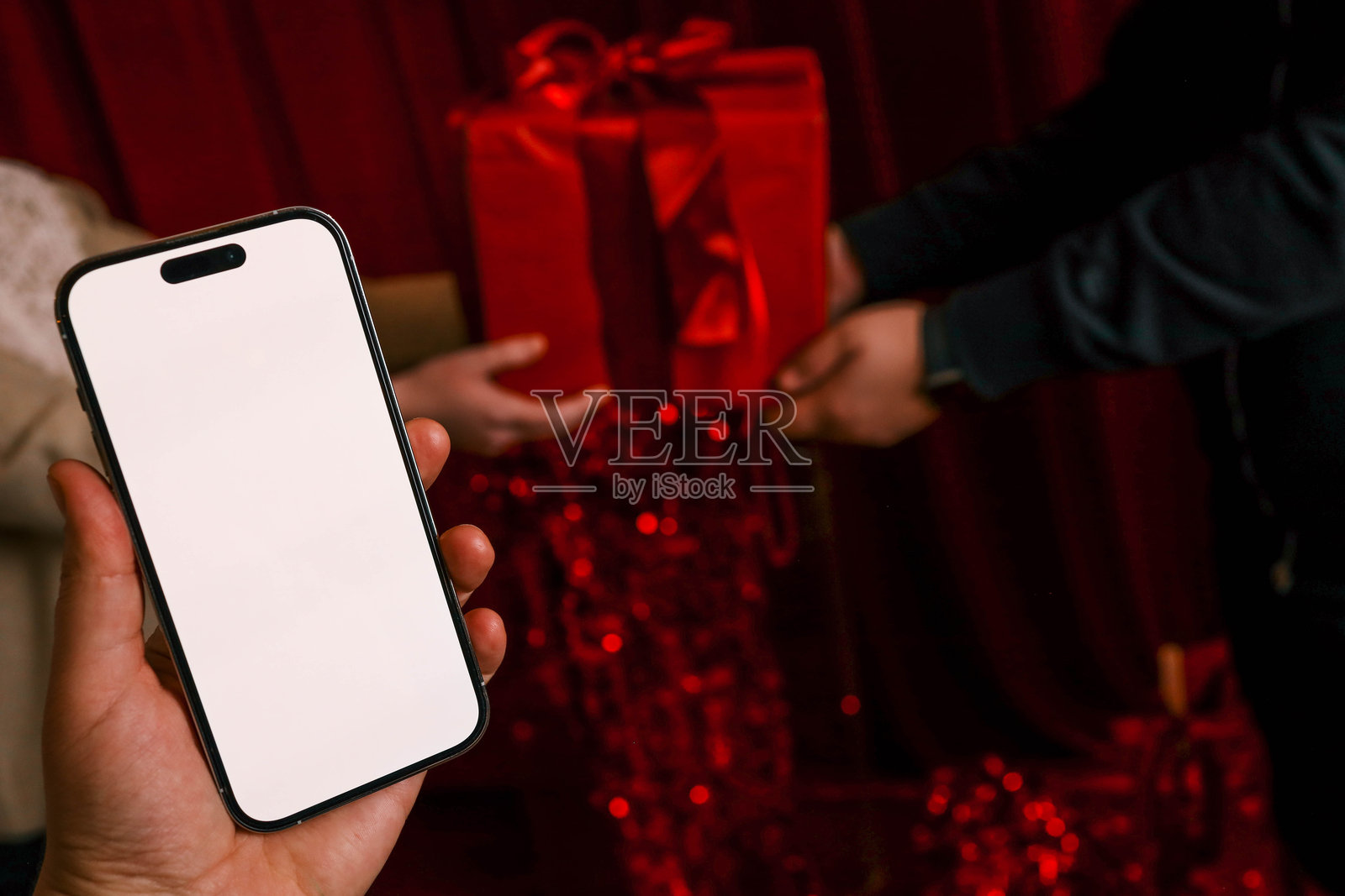 背景中有礼物的手机与孤立屏幕,情人节概念照片摄影图片