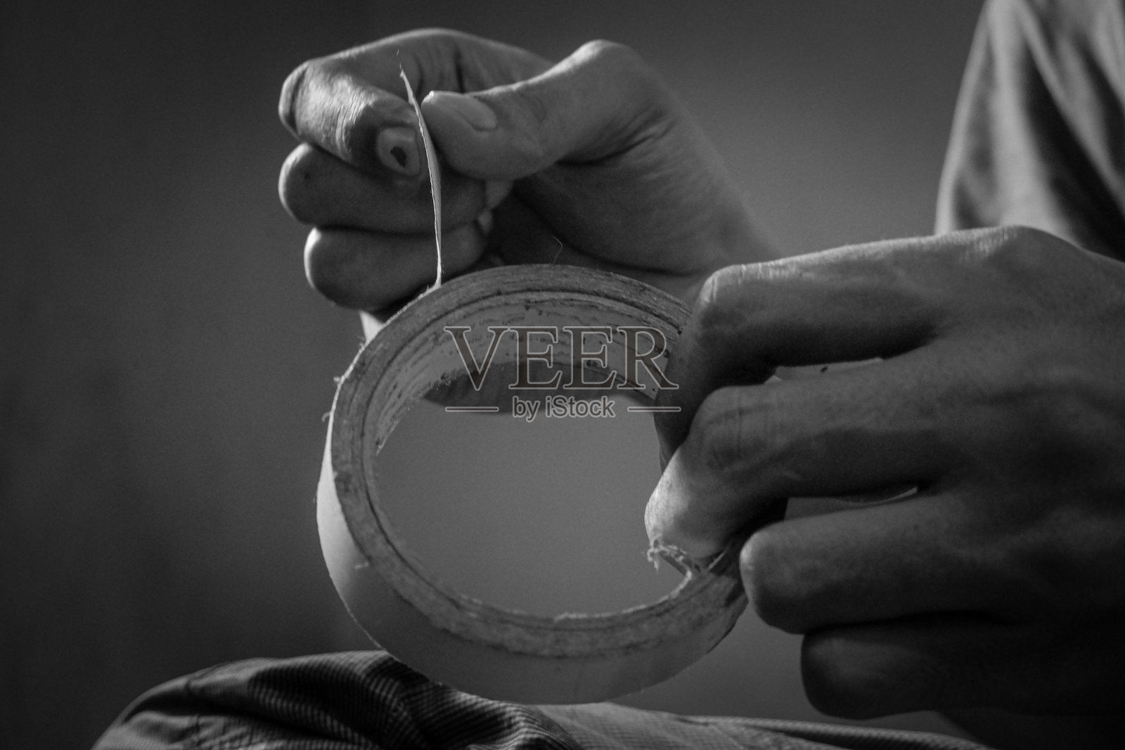 手握一块胶带照片摄影图片