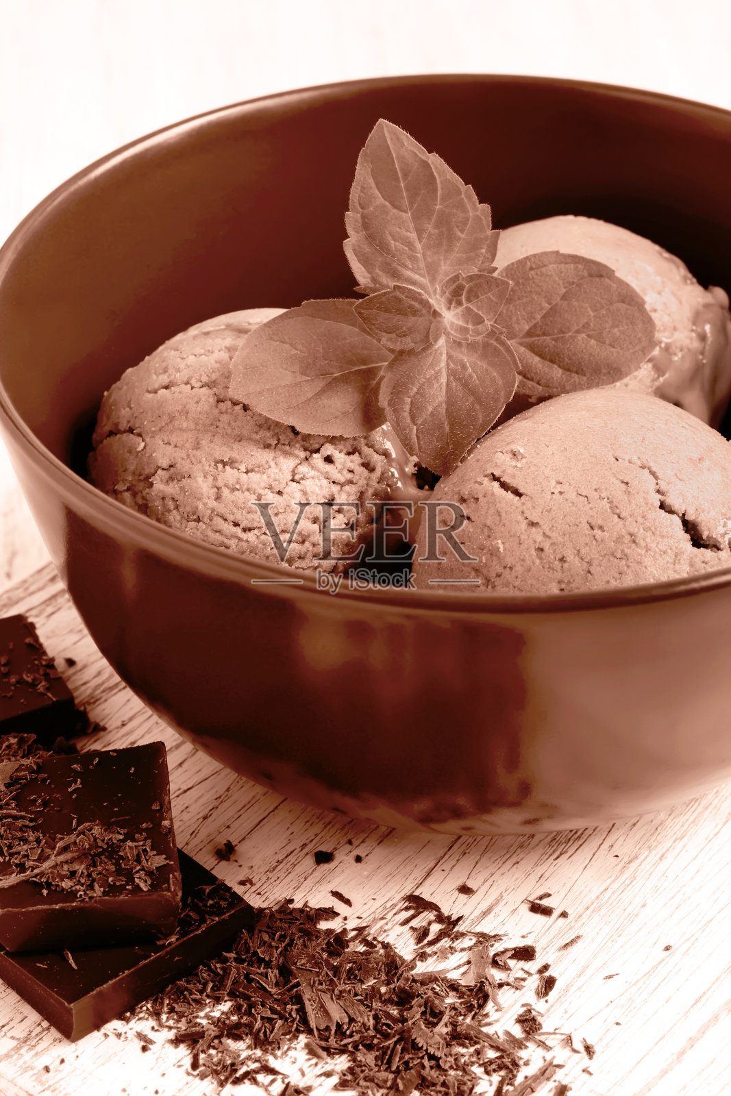 巧克力冰淇淋装饰着薄荷叶,呈摩卡慕斯色调照片摄影图片