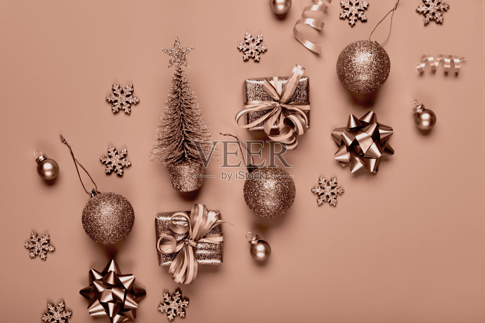 金色圣诞装饰和摩卡慕斯色的球饰照片摄影图片