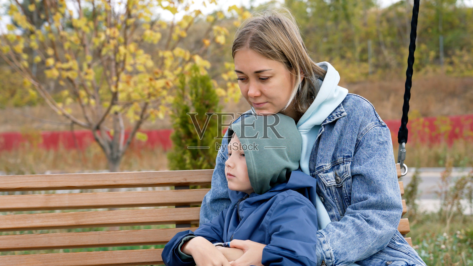 母亲与儿子在家庭周末的公园中亲密互动照片摄影图片