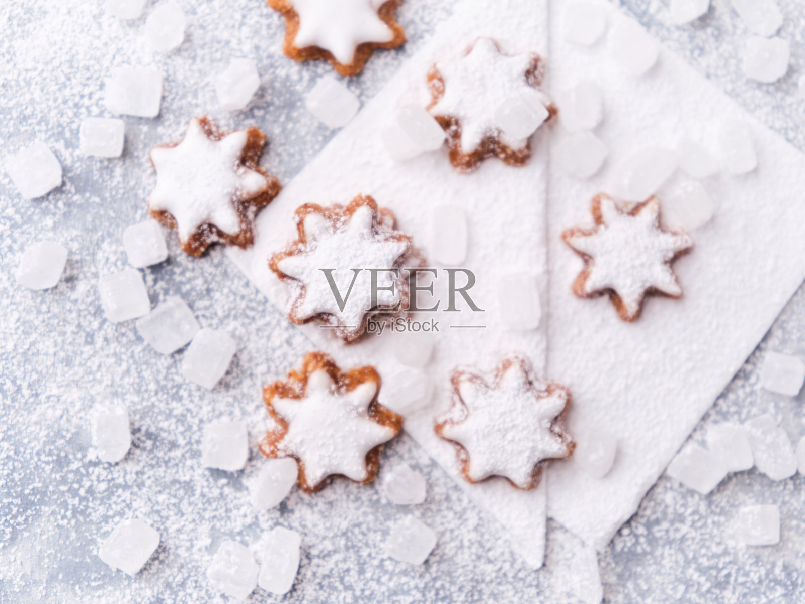 明亮背景上的圣诞饼干(肉桂星)。柔焦特写。照片摄影图片