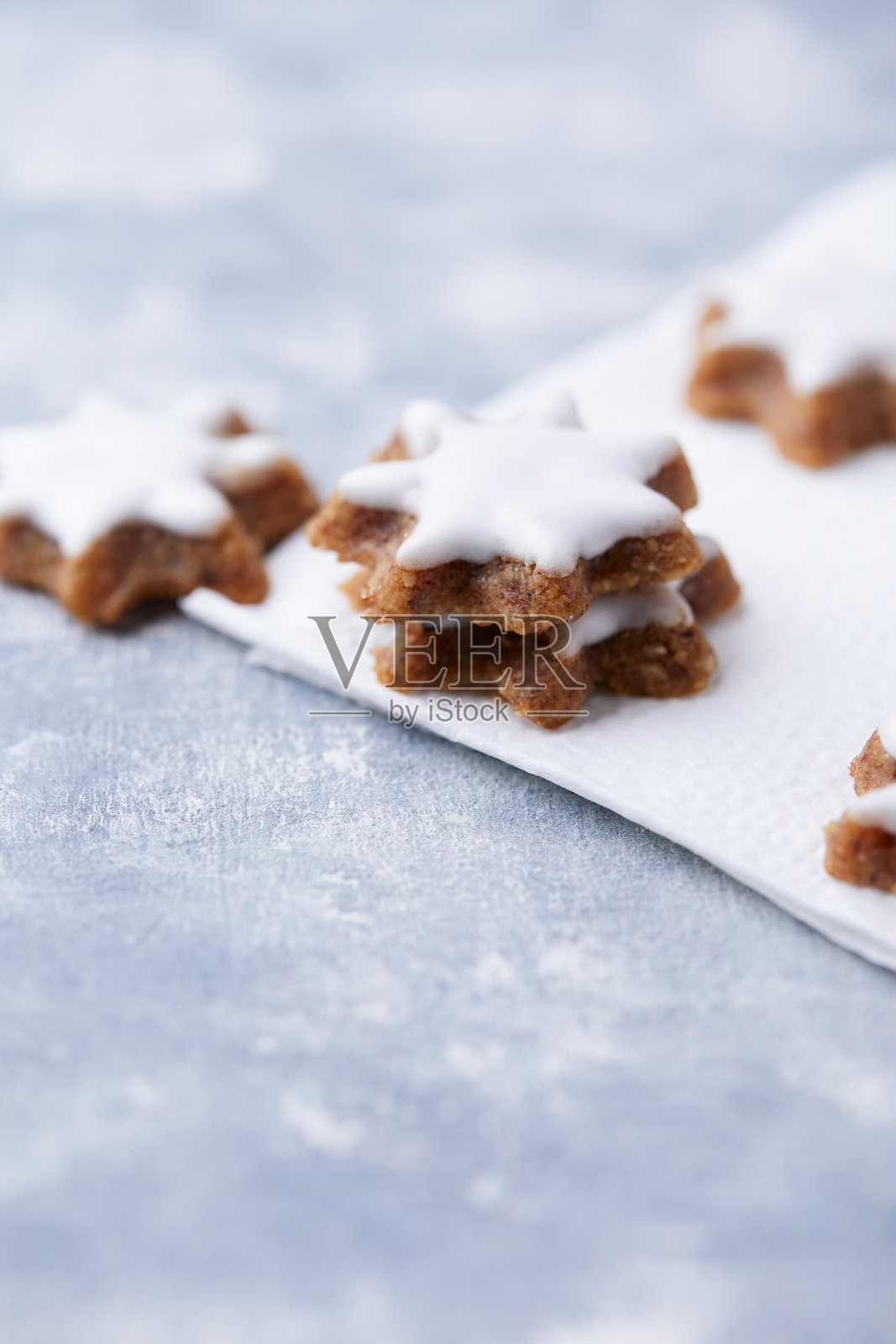 明亮背景上的圣诞饼干(肉桂星)。柔焦特写。照片摄影图片