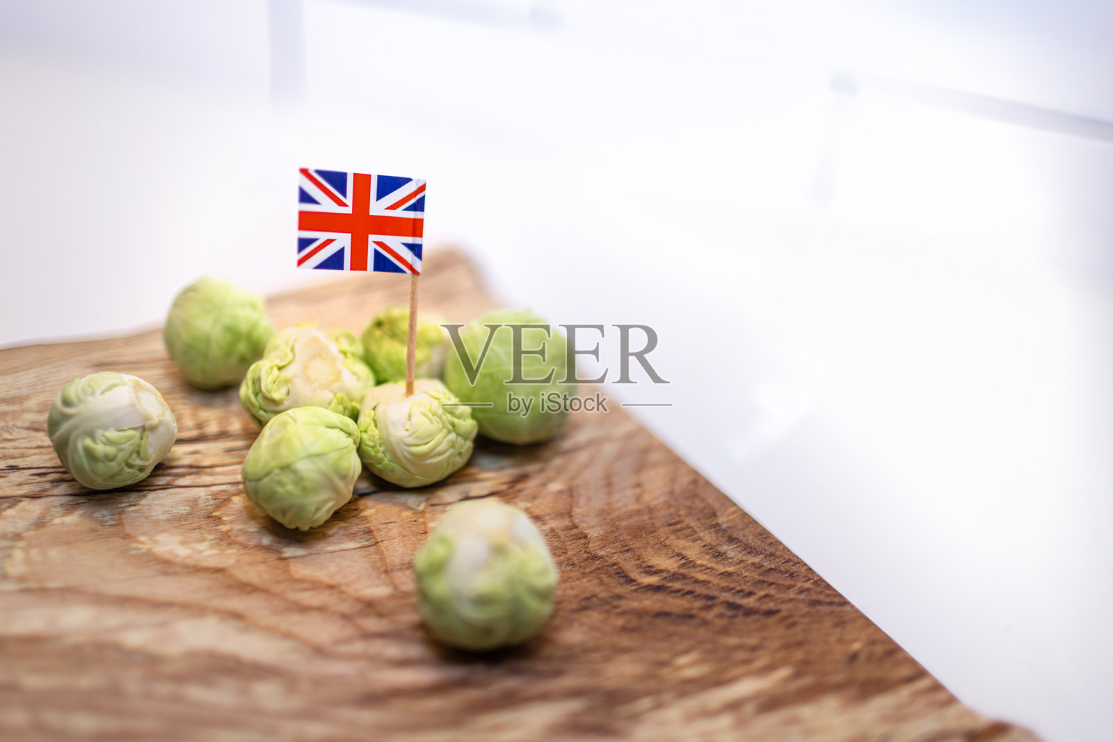 剥皮的英国布鲁塞尔芽菜放在木板上,准备蒸或煮,适合传统的英国周日烤晚餐。照片摄影图片