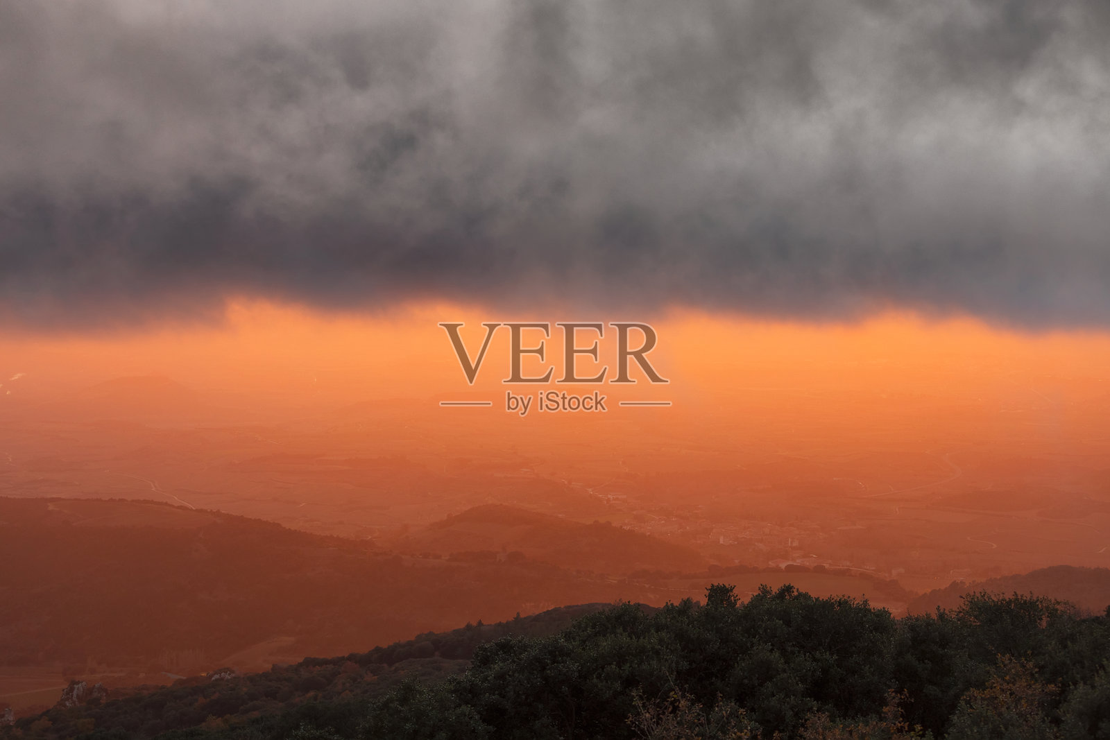 日落时分从高处俯瞰阿拉维萨里奥哈地区的美景照片摄影图片