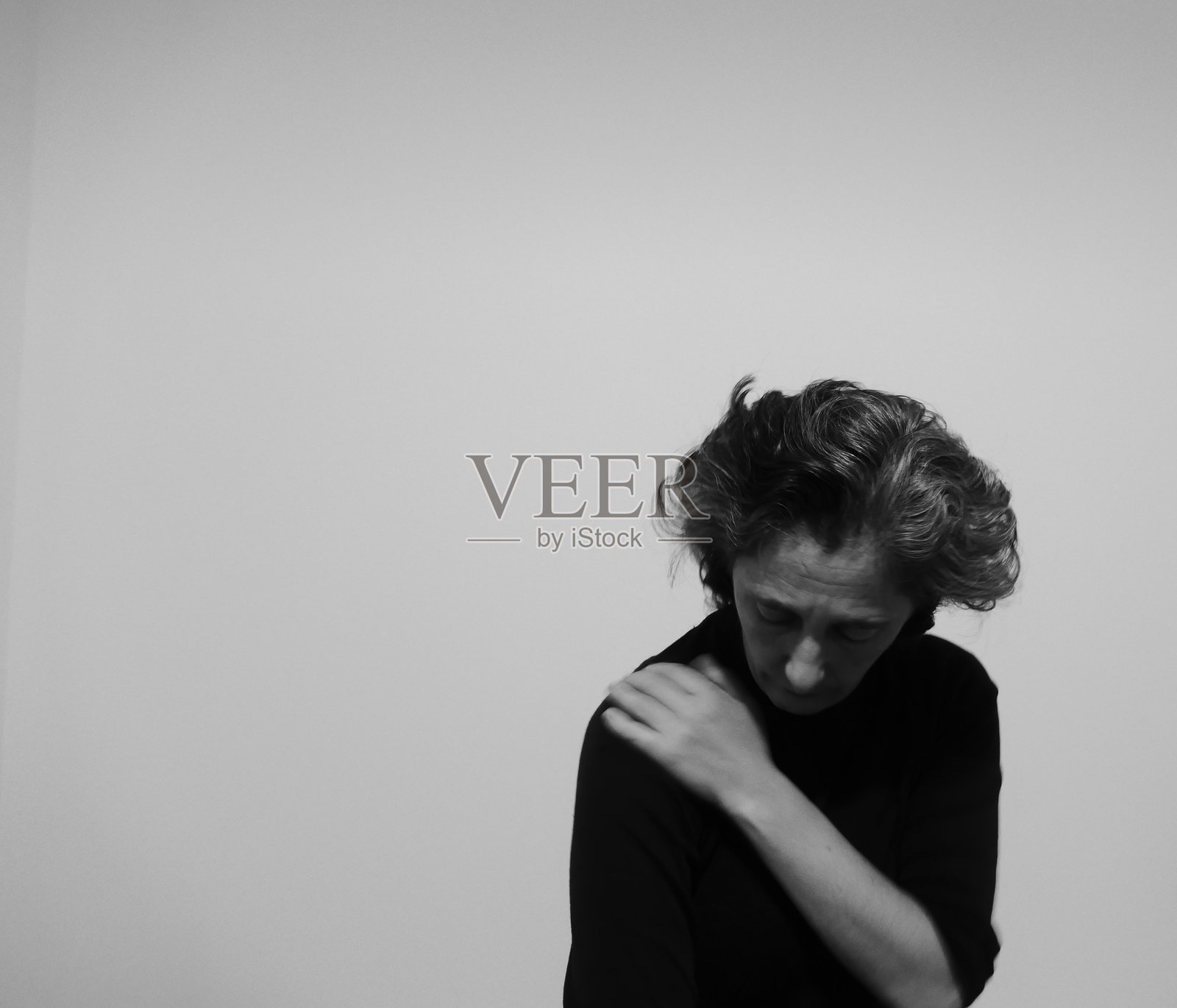 五十二岁的女性正在剪头发照片摄影图片