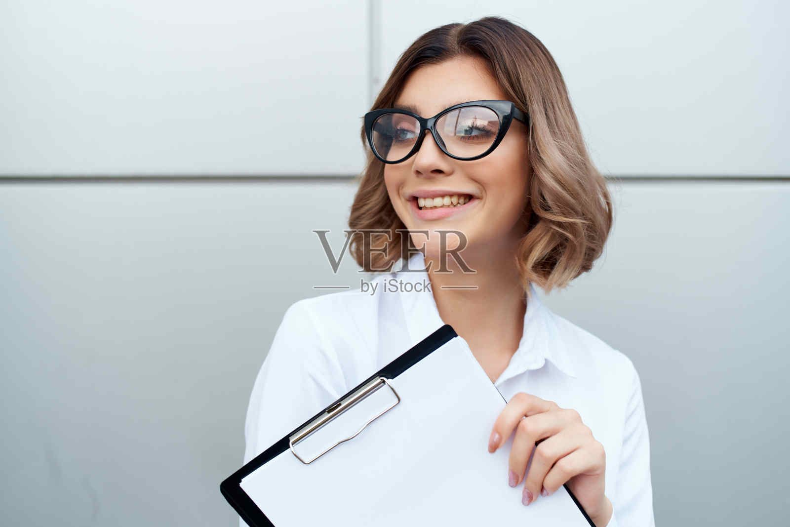 穿白衬衫的女经理在户外处理文件照片摄影图片