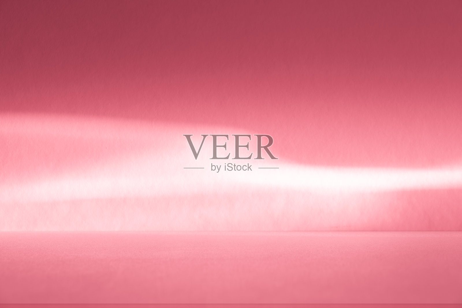 墙面室内背景,工作室和背景展示产品,窗户投射的阴影,白色和粉色光线。适合文本插入和产品展示的背景。照片摄影图片