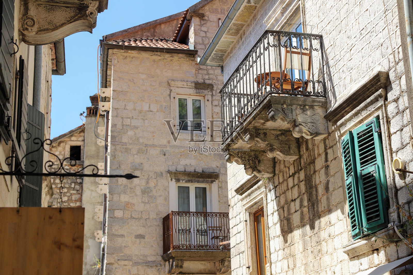 科托尔狭窄的鹅卵石街道和历史悠久的石屋,联合国教科文组织世界遗产。老城区建筑细节。照片摄影图片