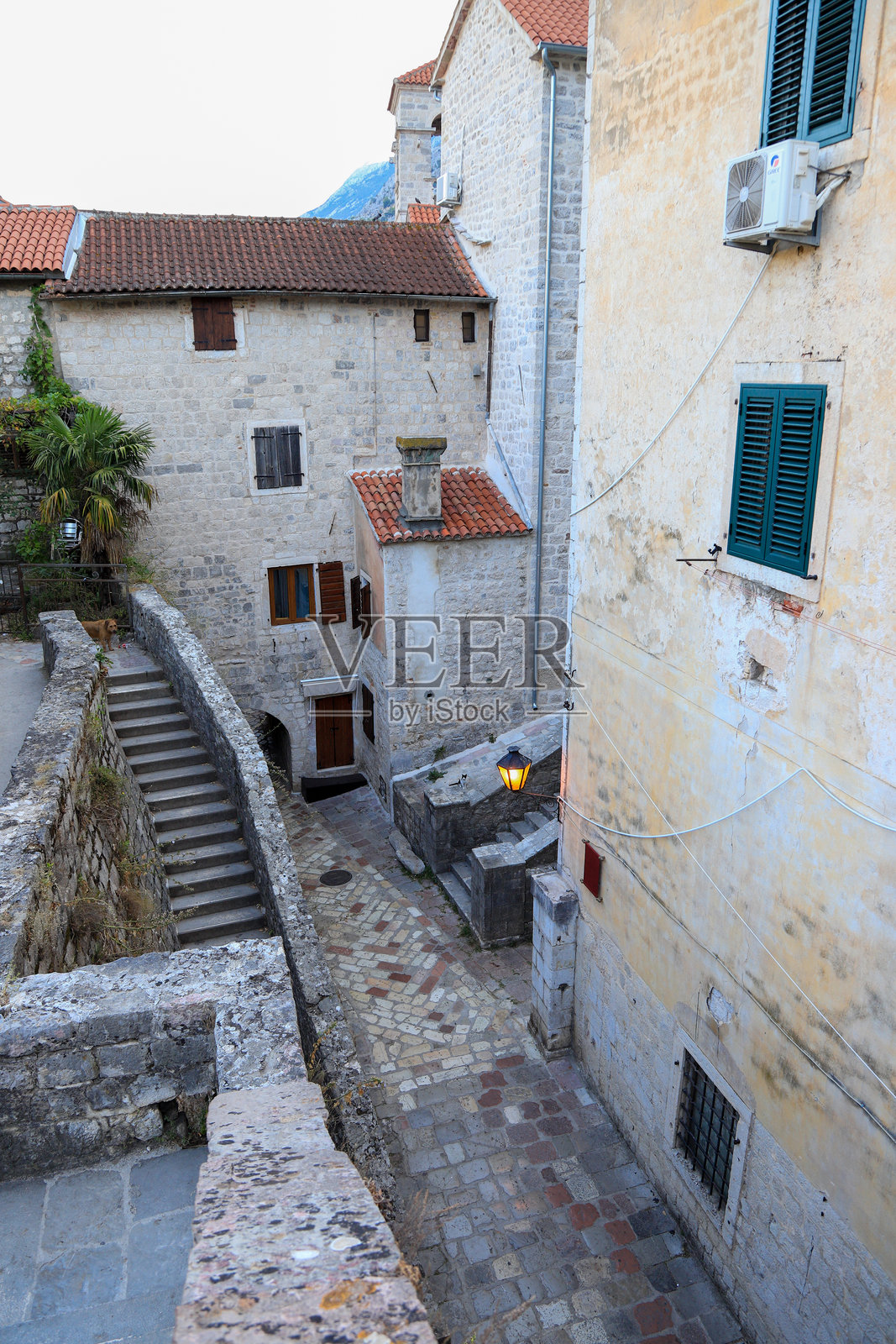 科托尔狭窄的鹅卵石街道和历史悠久的石头房屋,联合国教科文组织世界遗产。照片摄影图片