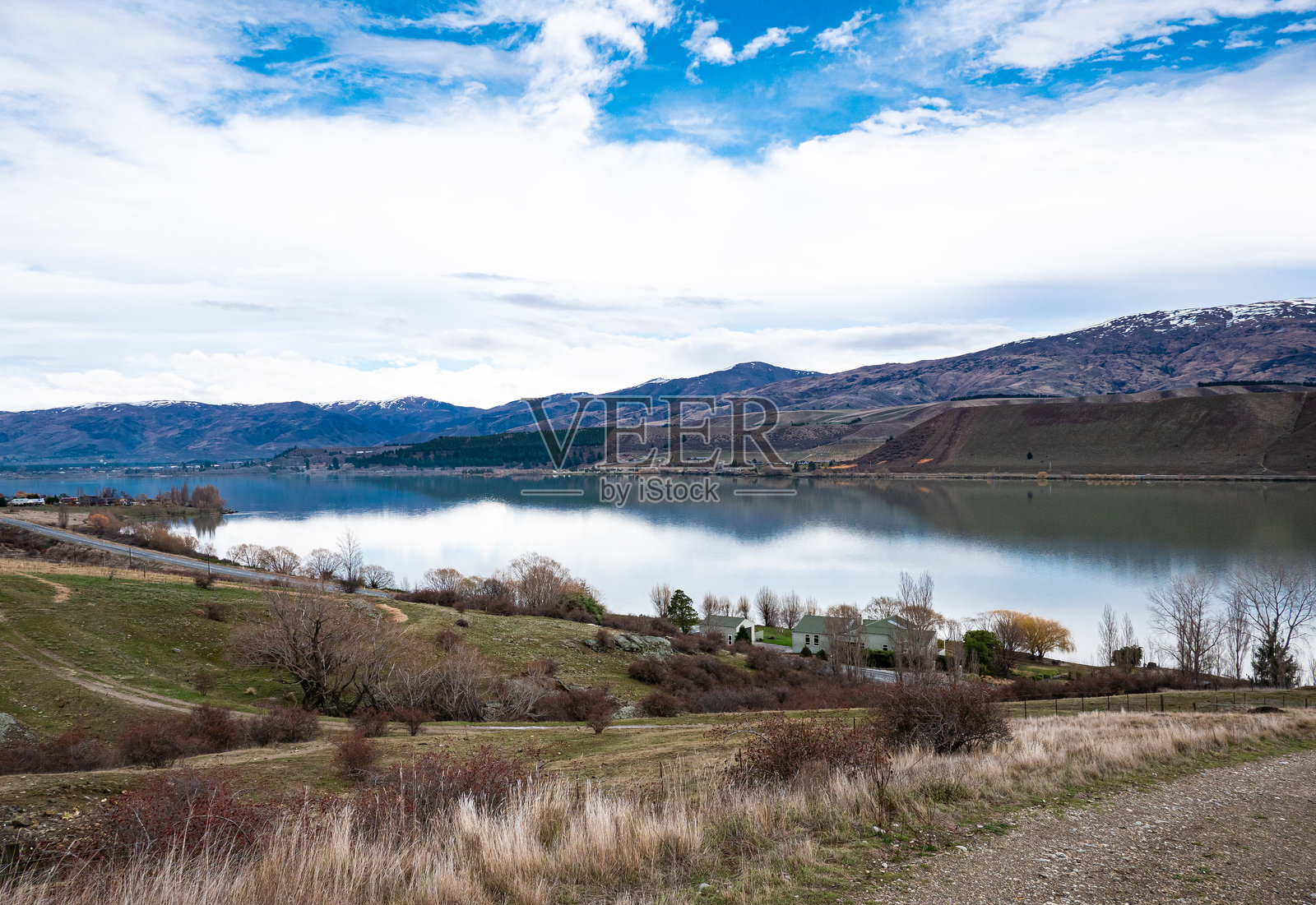 新西兰中央奥塔哥美丽的风景,湖泊、山丘、蓝色水域与自然景观照片摄影图片