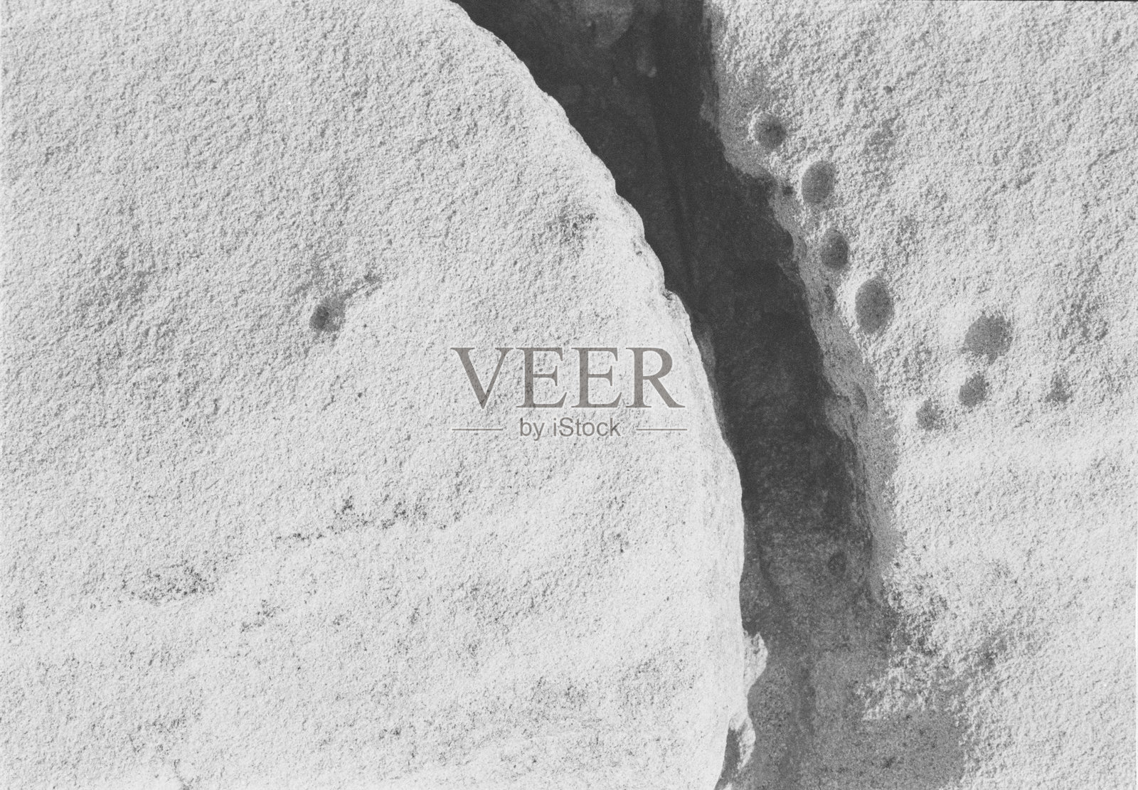 希俄斯岛的岩石海滩,采用黑白胶卷拍摄照片摄影图片