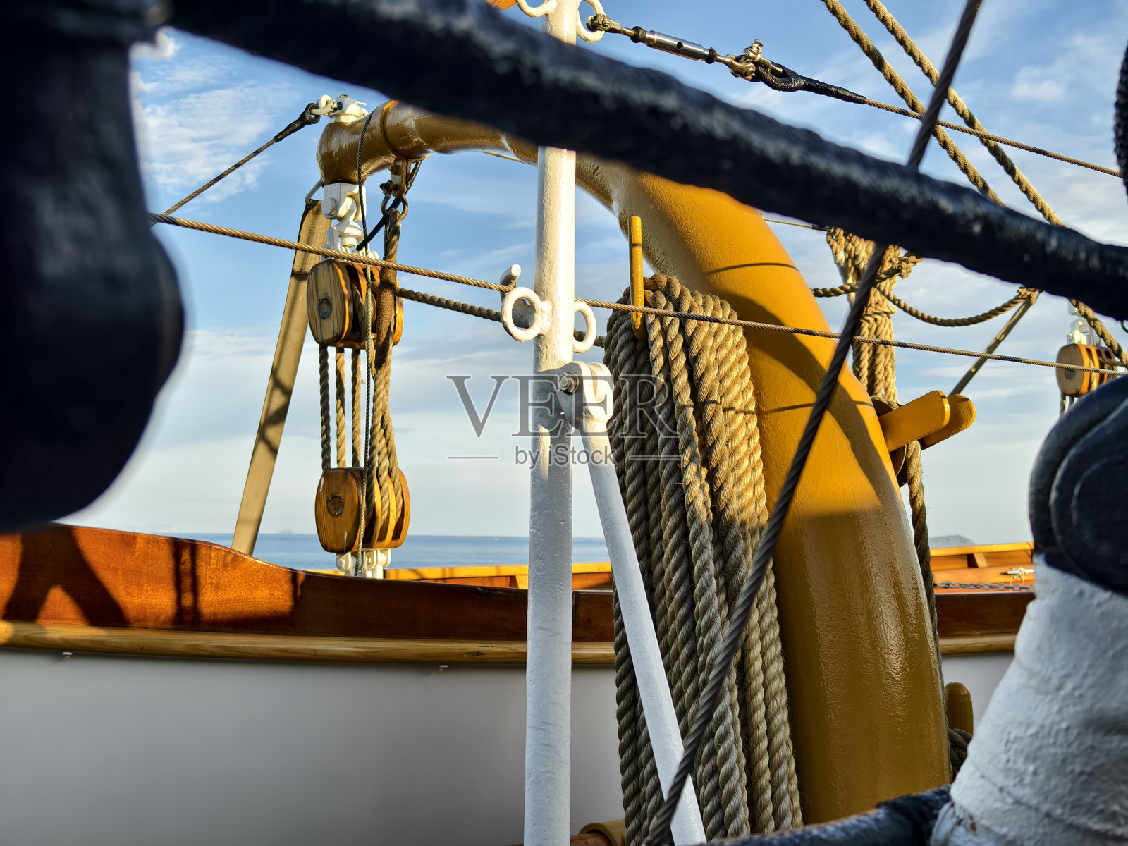 一艘老船的桅杆上拉着绳索照片摄影图片