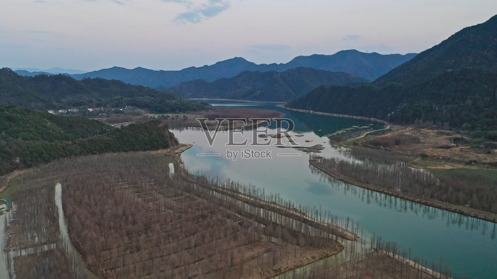 梅子松,青龙湖,青龙乡,宁国,宣城市,安徽省,中国,亚洲。安徽南318。照片摄影图片