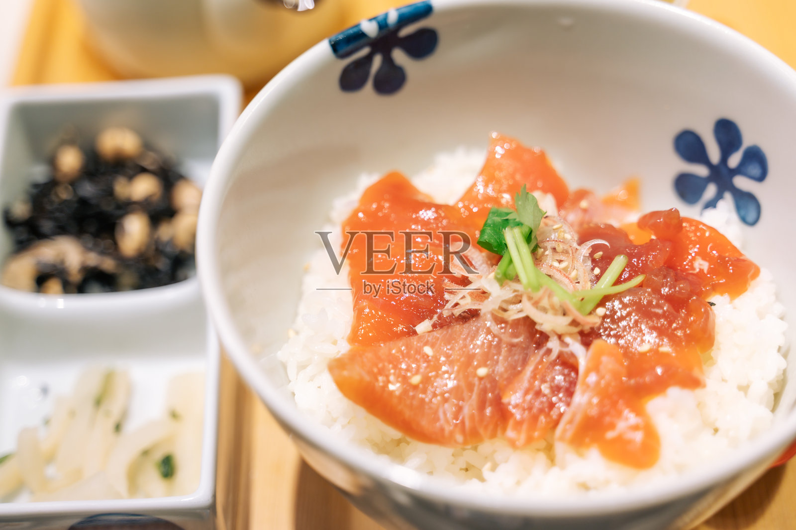 特写镜头:传统的简单鲑鱼和金枪鱼碗,配有味噌汤,放在日本东京的米饭碗中。照片摄影图片