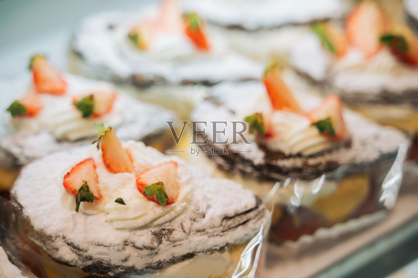 自制风格的草莓蛋糕装饰特写,配有水果,位于面包店咖啡馆内照片摄影图片