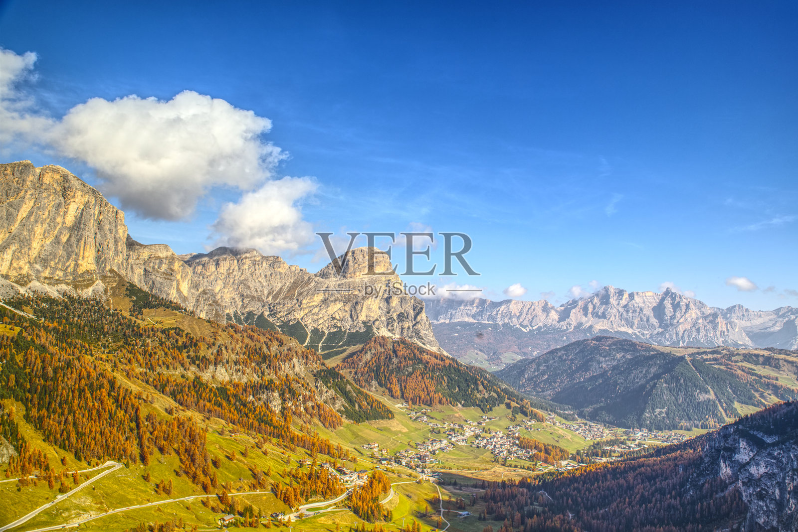 意大利多洛米蒂山脉的美丽秋季风景照片摄影图片