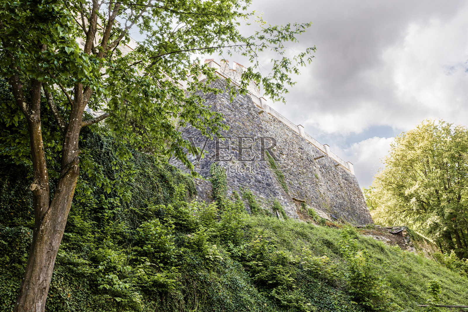 捷克斯特恩贝克城堡周围的保护性石墙,距离布拉格一个小时车程照片摄影图片