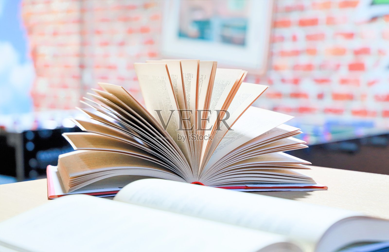 翻开的书在桌子上特写。照片摄影图片