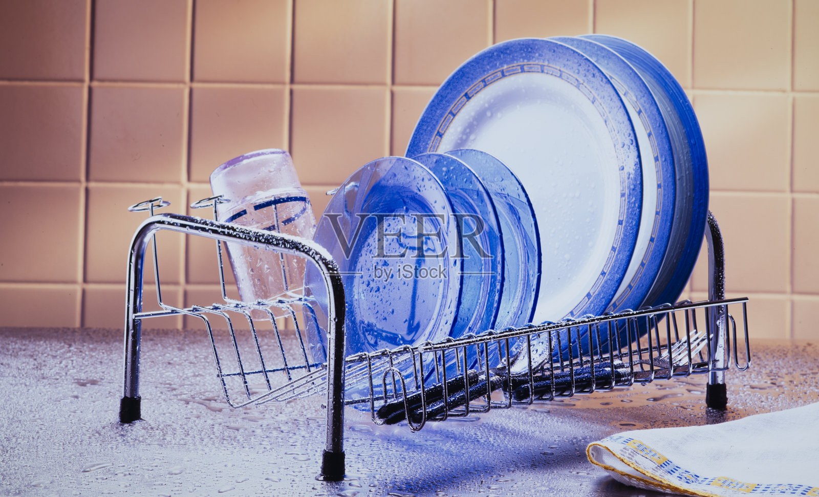 洗好的碗碟在沥水架上照片摄影图片