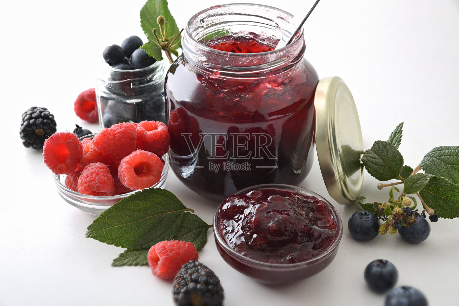 森林水果果酱和浆果的高角度视图罐子照片摄影图片