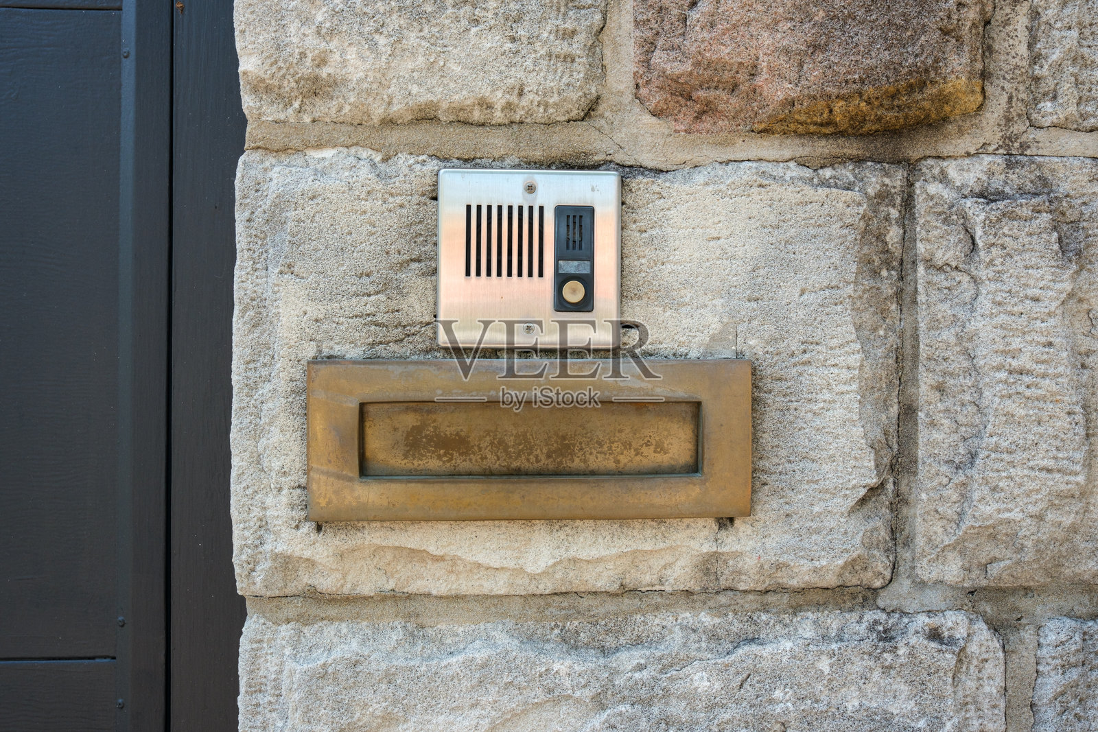 旧金属门禁对讲机和邮件投递口照片摄影图片