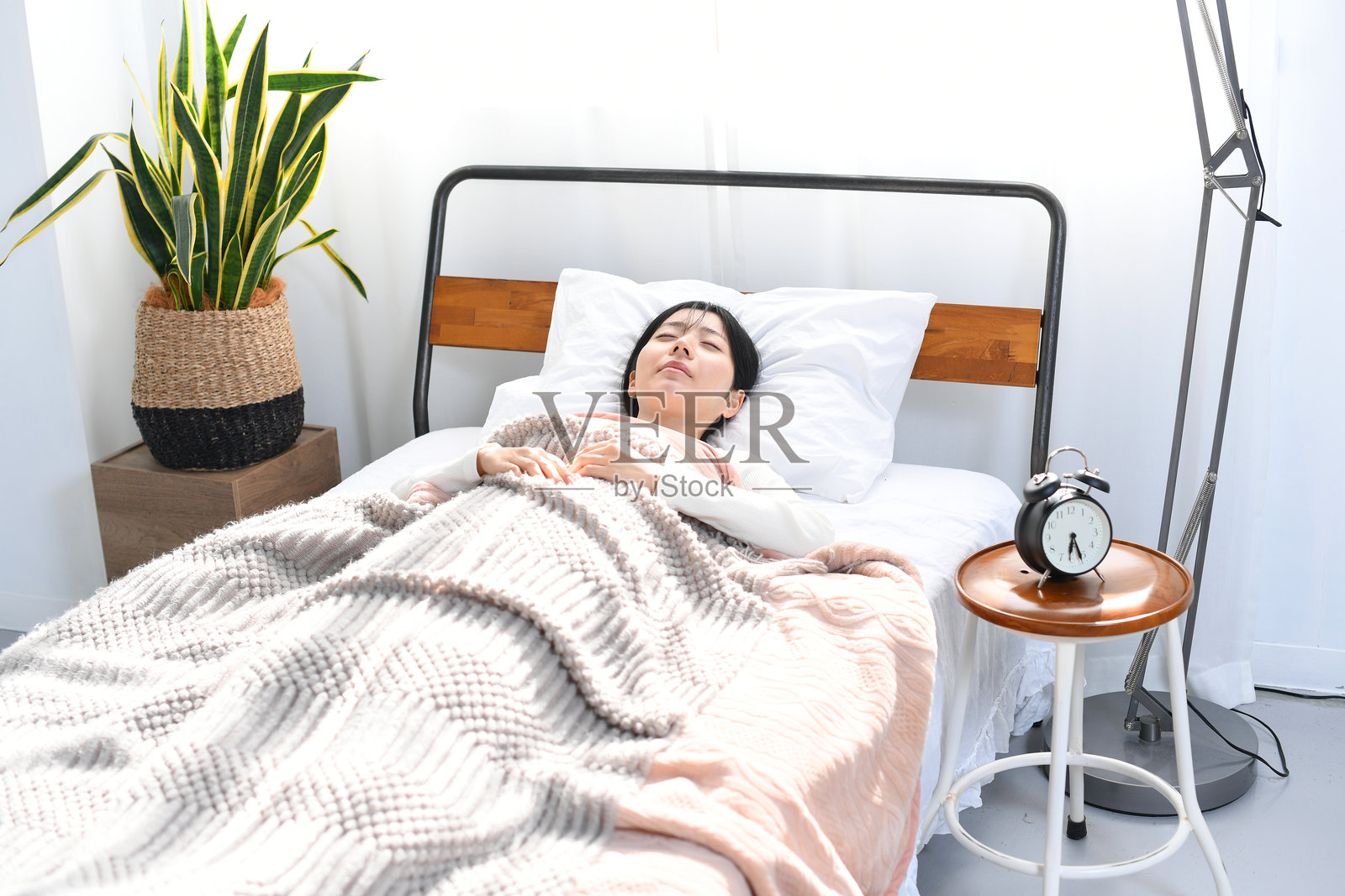 亚洲年轻女性在床上舒适地睡觉照片摄影图片