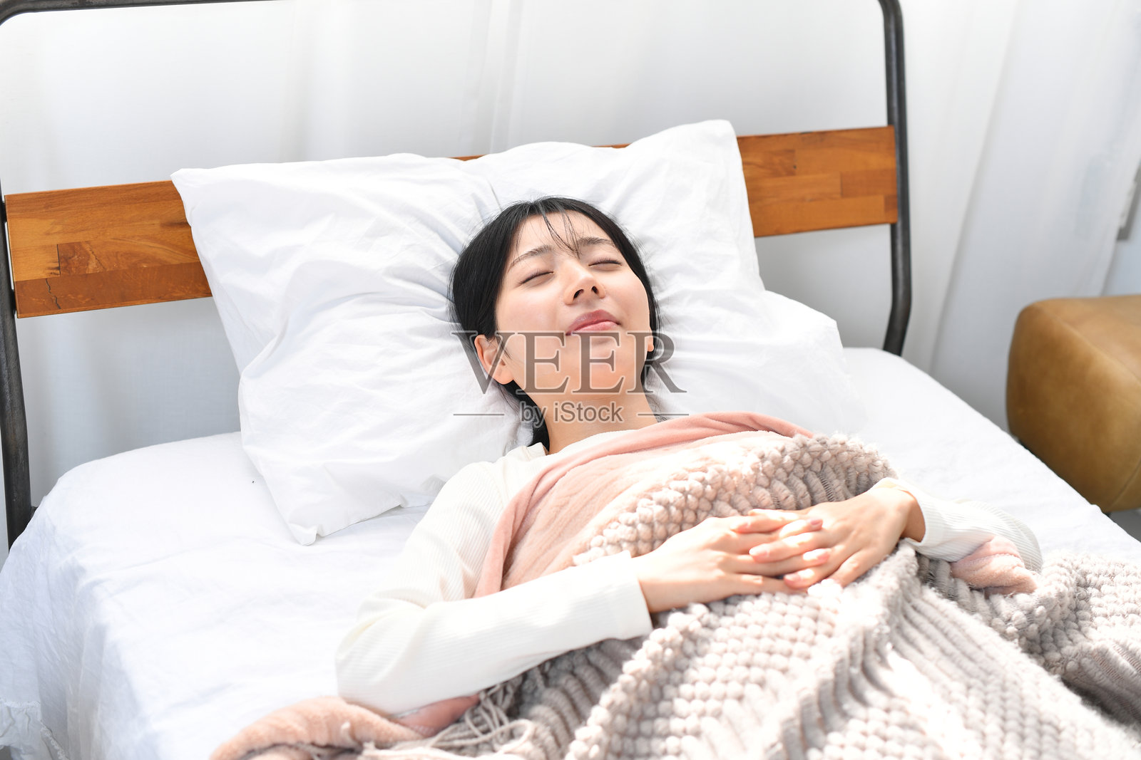 亚洲年轻女性在床上舒适地睡觉照片摄影图片