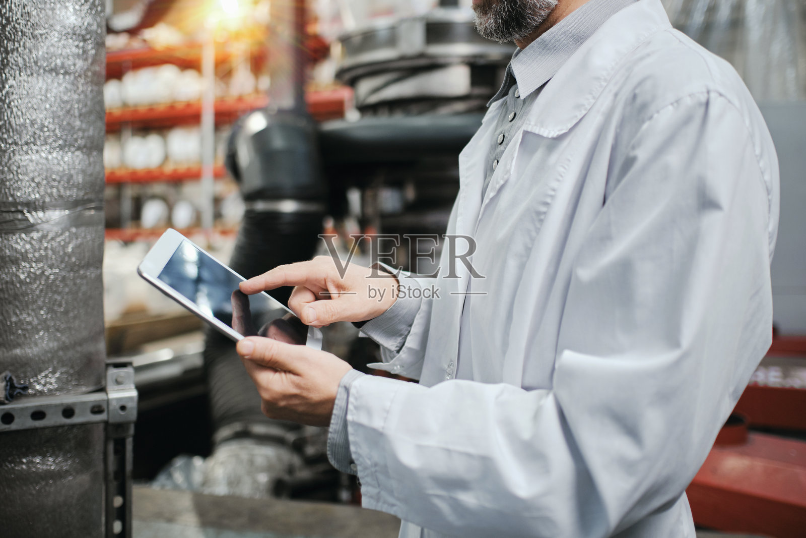 在聚合物工厂工作的工程师与平板电脑照片摄影图片