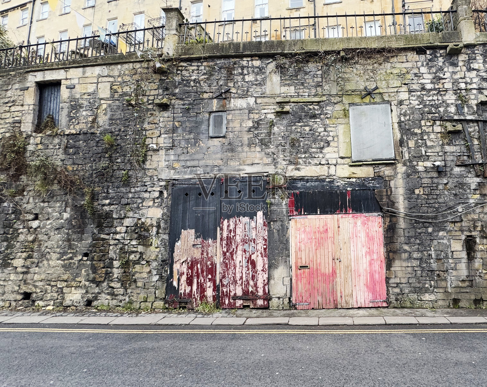 旧的涂漆车库门照片摄影图片