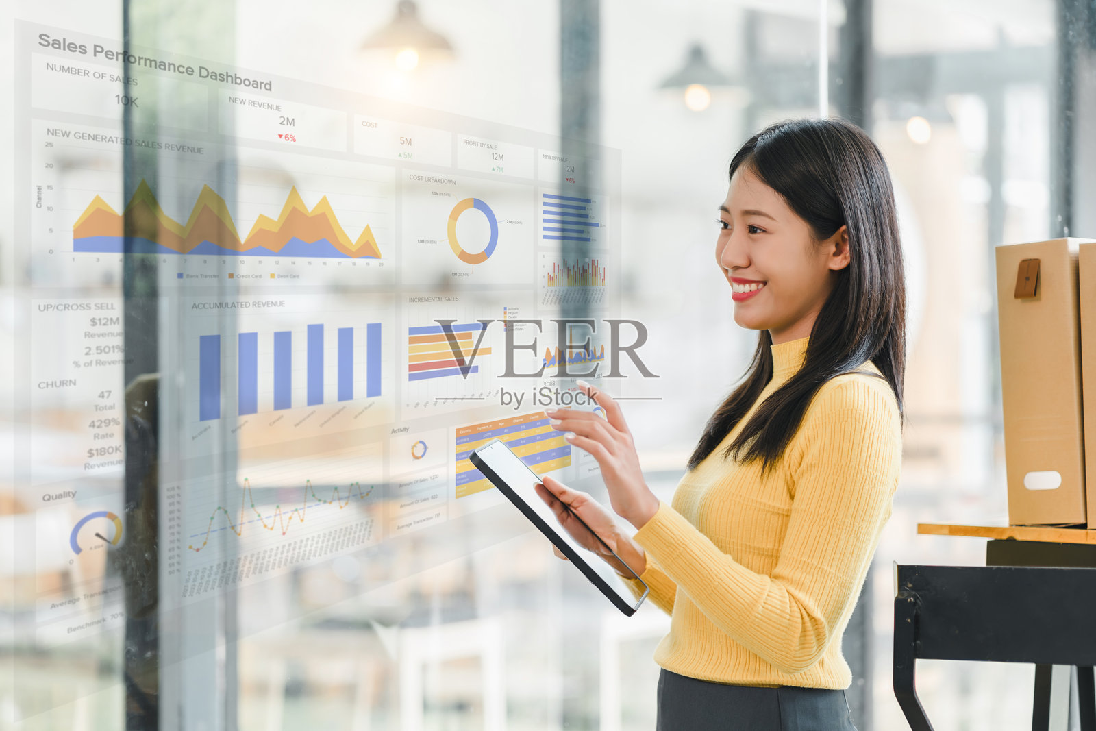 专业女性正在使用平板电脑分析销售业绩仪表板上的数据。她专注的表情反映了她对所展示信息的投入。照片摄影图片