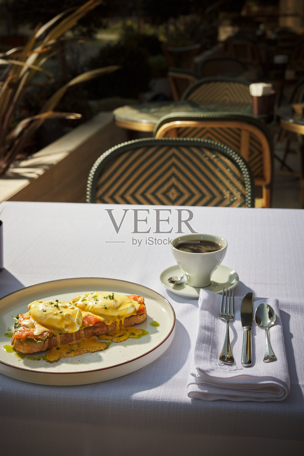 一份美味的早餐,包括一盘班尼迪克蛋和一杯咖啡照片摄影图片