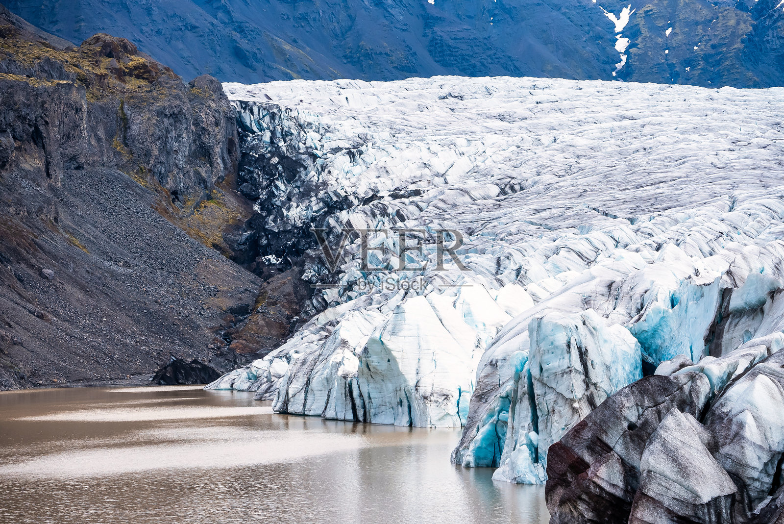 冰岛壮观的冰川景观,展示了冰块形成和山脉背景照片摄影图片
