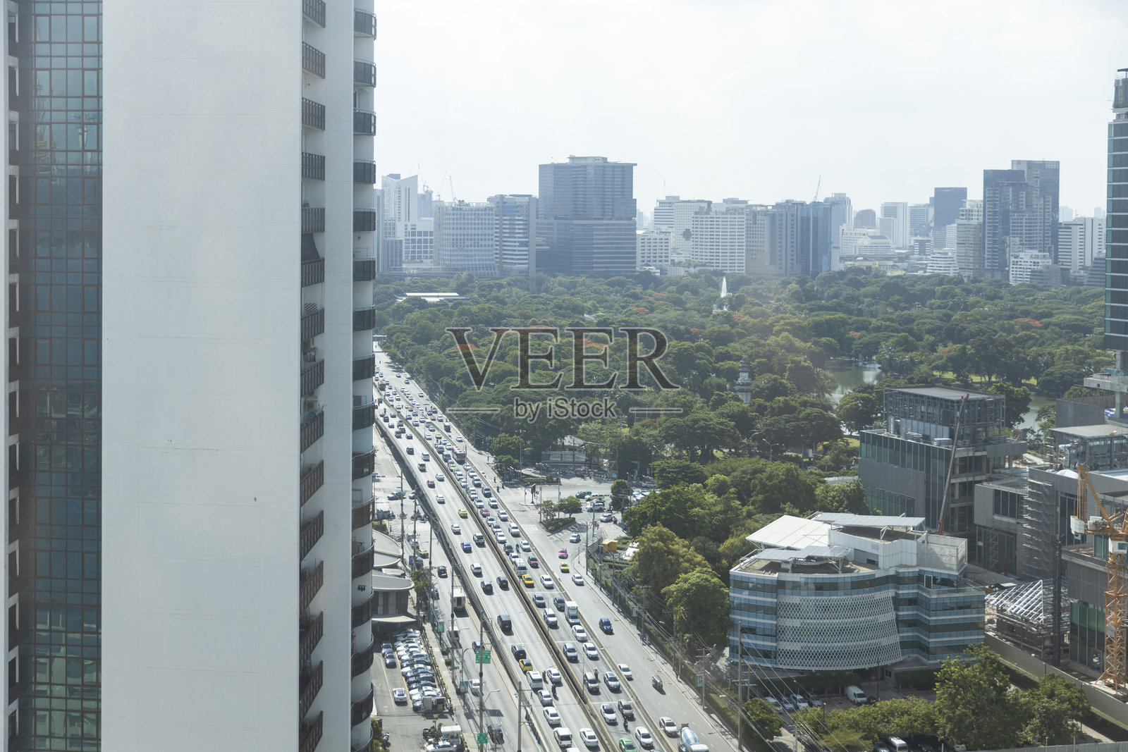 隆比尼公园的美景与曼谷天际线照片摄影图片