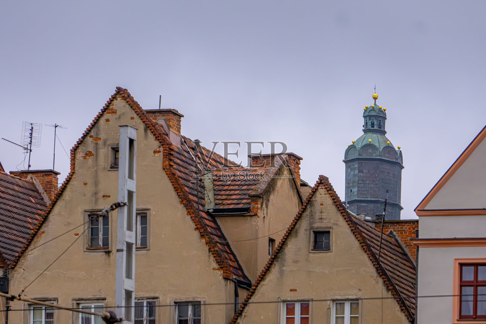 老公寓楼,城市中的历史建筑照片摄影图片