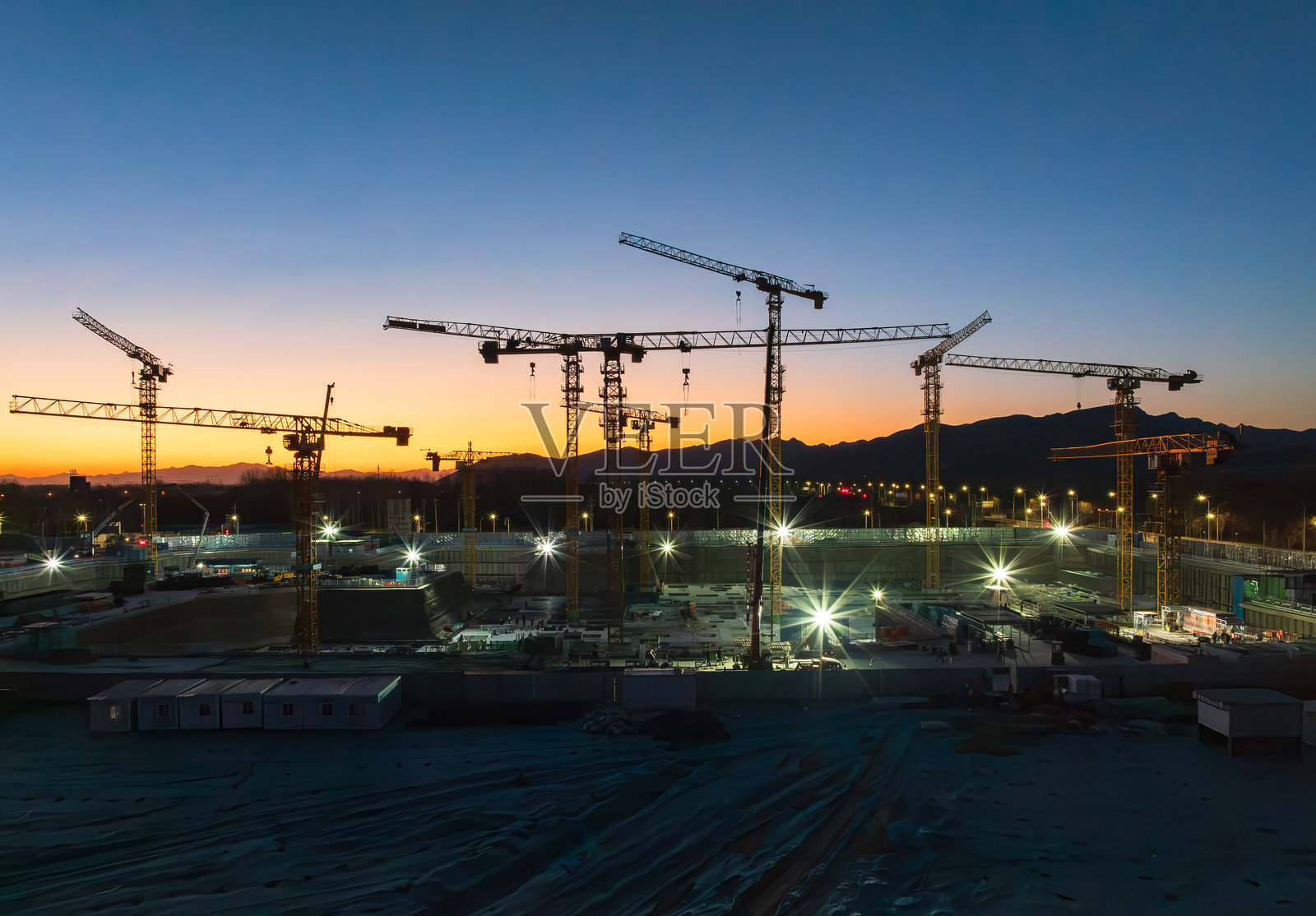 黄昏时分的建筑工地,黄昏的背光,起重机照片摄影图片