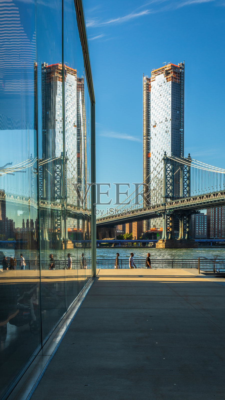 现代摩天大楼与反射玻璃建筑照片摄影图片