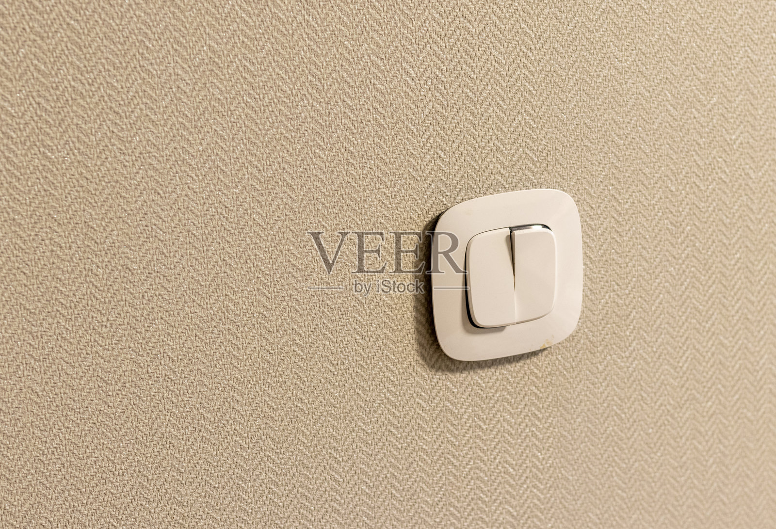 墙上的电源开关特写。室内照片摄影图片