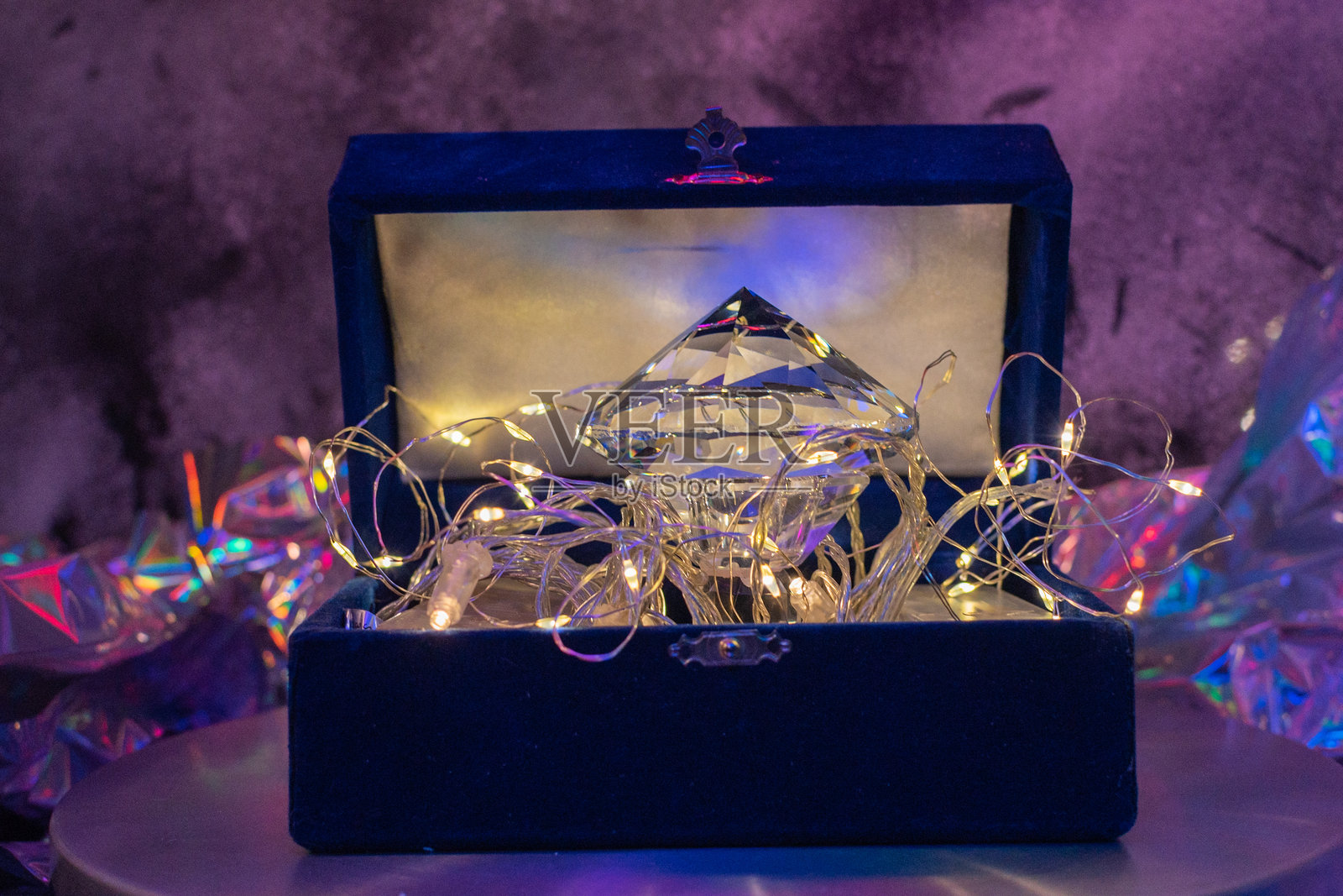 假日装饰,背景中有巨大的钻石展示柜照片摄影图片