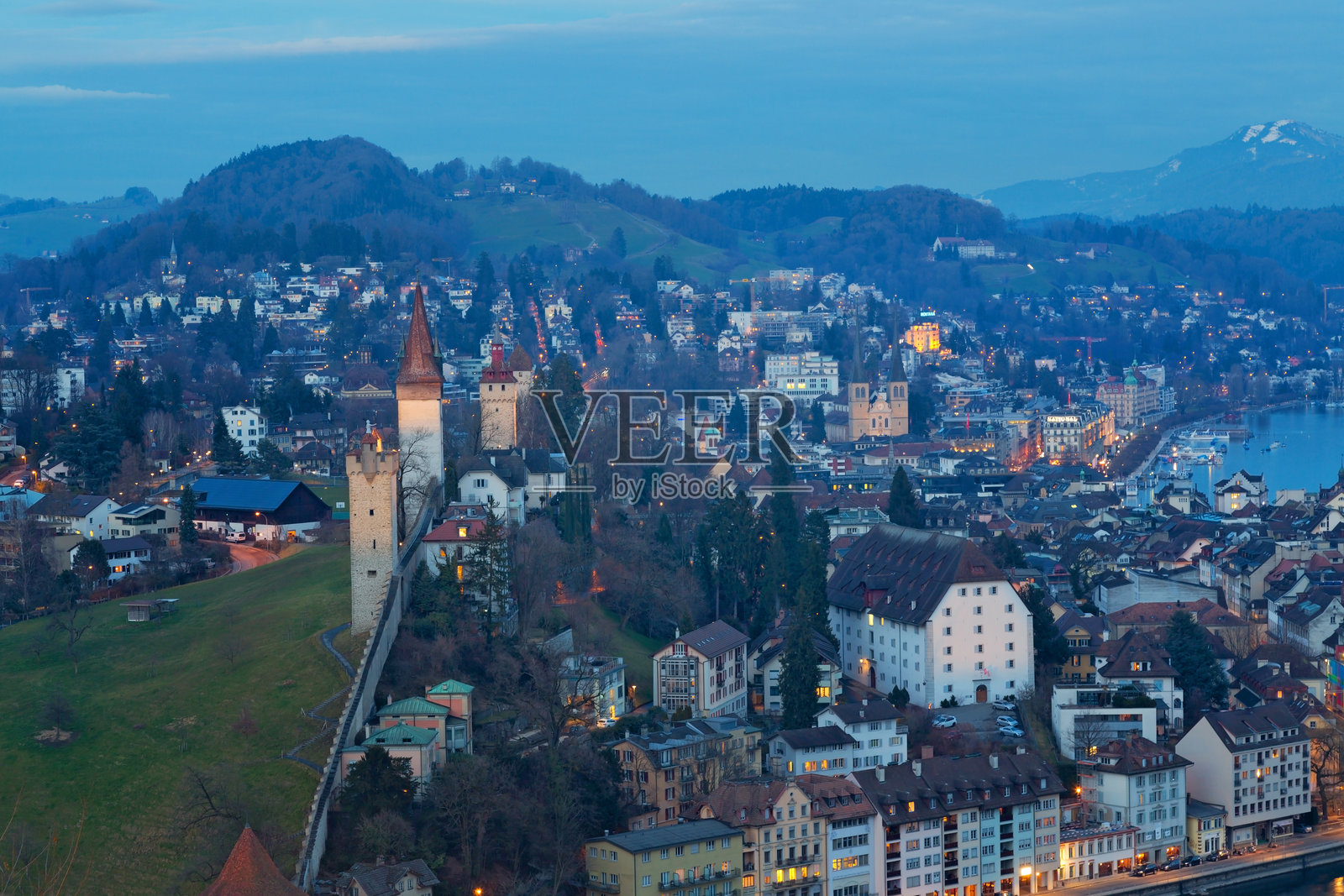 瑞士卢塞恩的夜景全景图照片摄影图片