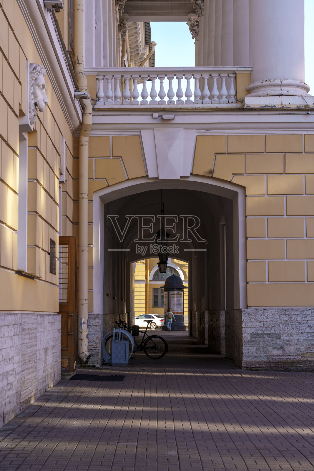 历史建筑中有拱形天花板的封闭通道和一辆自行车照片摄影图片