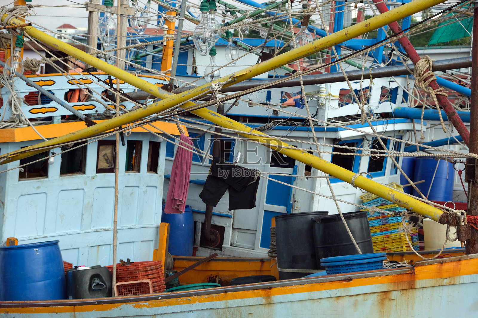 在芭提雅码头上的渔船照片摄影图片