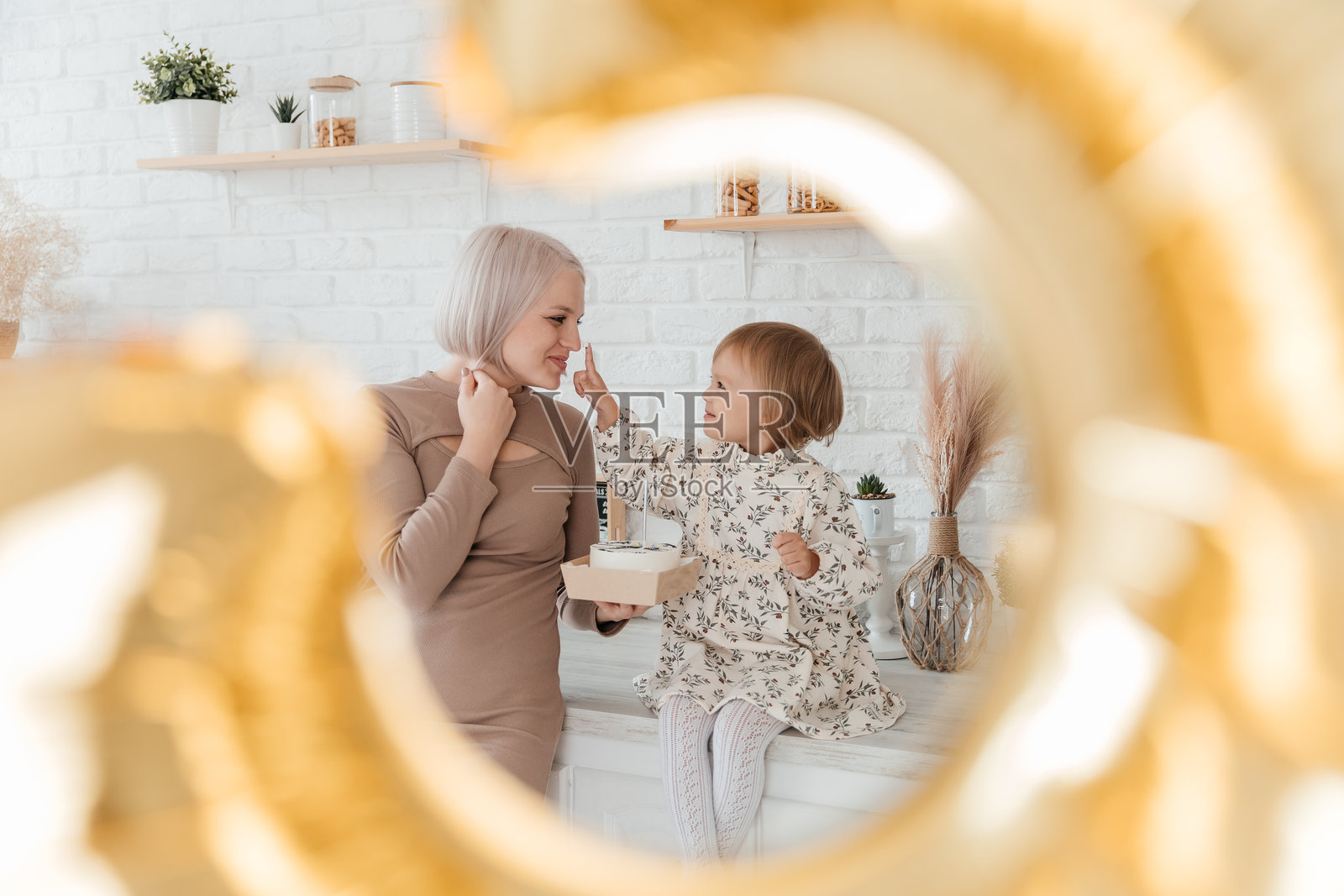 母亲和女儿共同庆祝生日,品尝蛋糕照片摄影图片